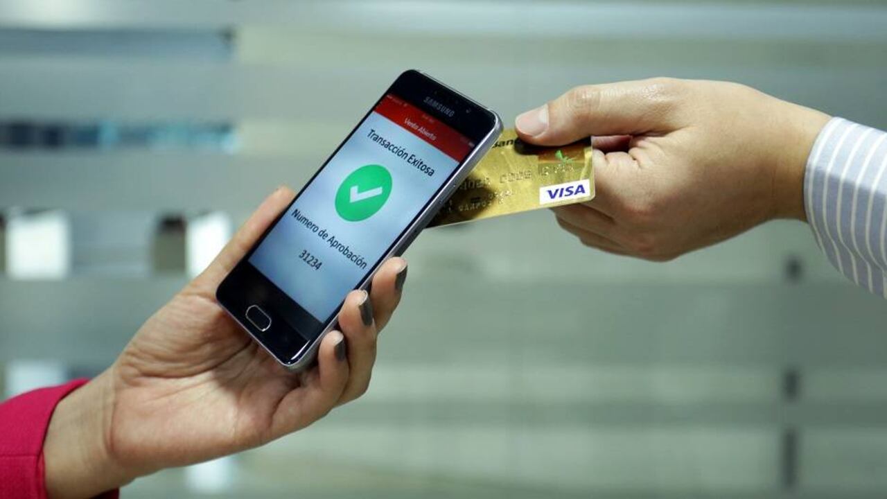 Los smartphone contactless permiten a los usuarios poder hacer compras solo con acercar una tarjeta, manilla o sticker con esta tecnología.