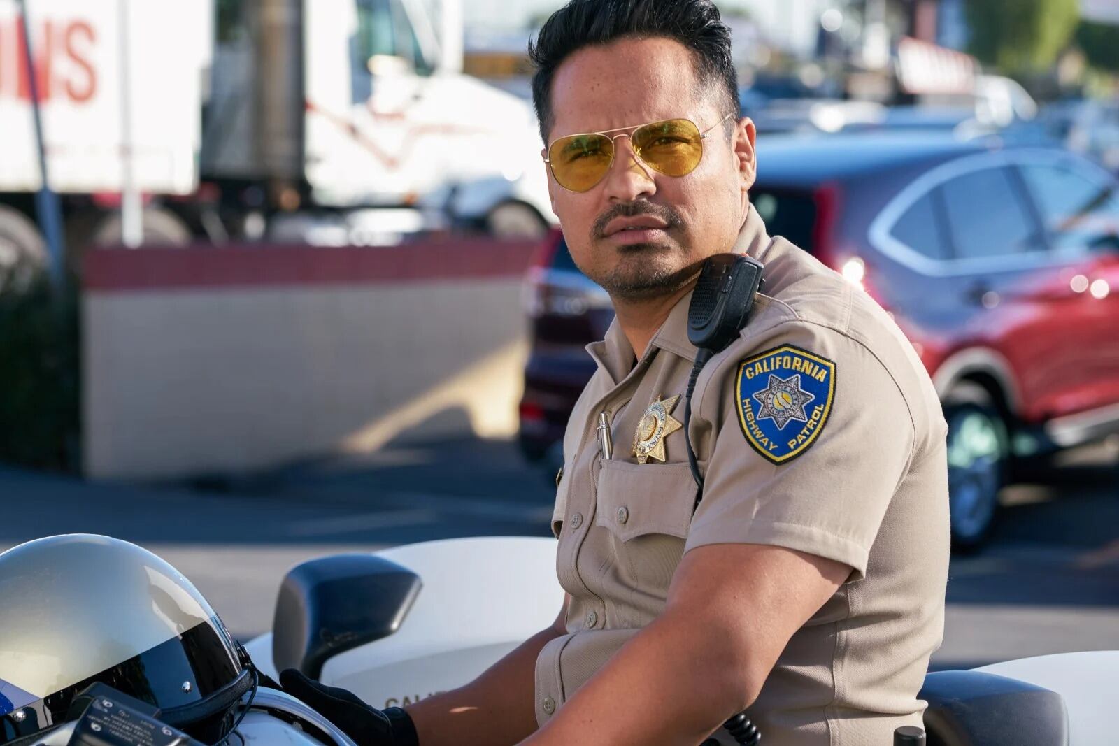 Michael Peña protagonizó el remake de CHIPS en 2017. Foto: Captura de pantalla - Warner Bros. Discovery