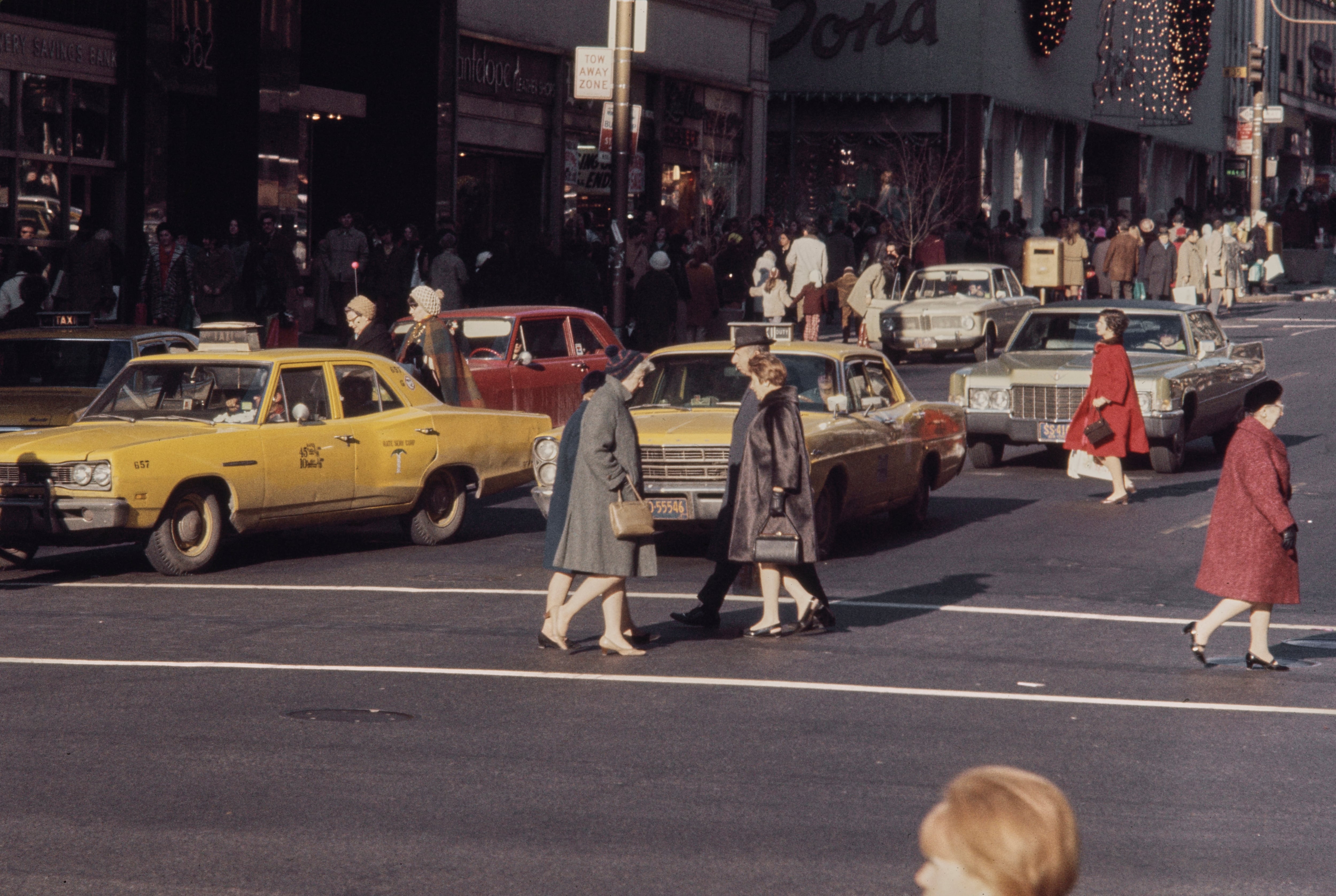 Nueva York es una de las ciudades que contribuyó a popularizar la imagen de los taxis amarillos, una tradición que se extendió a otros lugares del mundo.