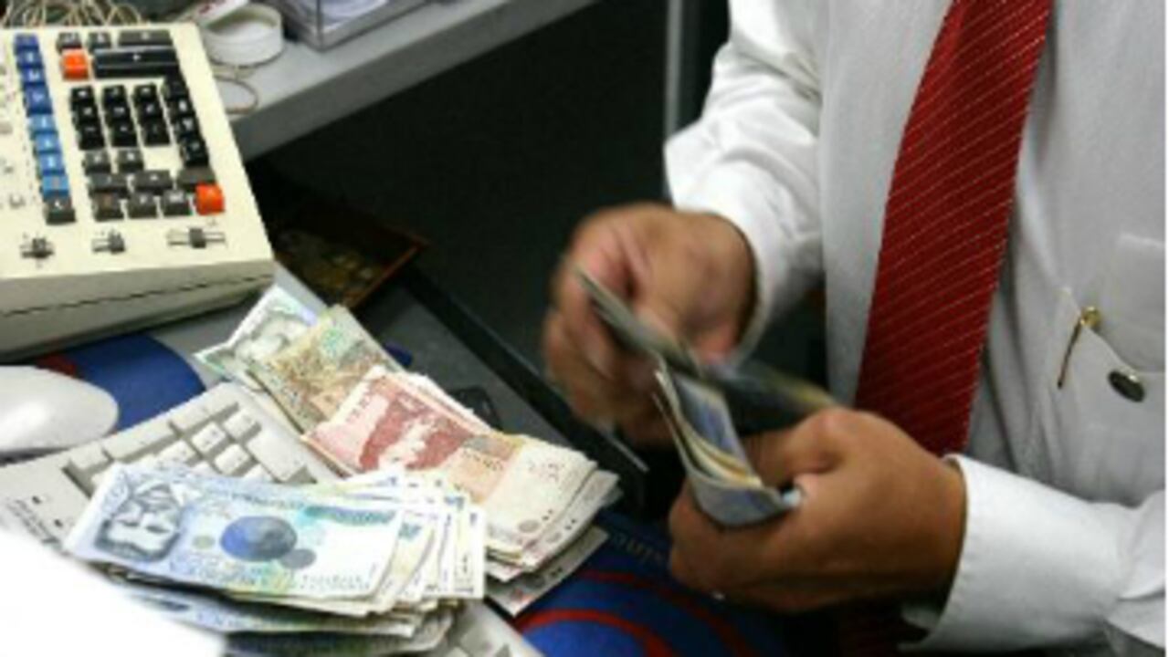 Las alternativas de financiamiento a corto plazo incluyen tarjetas de crédito, líneas de operación de crédito, préstamos bancarios y créditos comerciales.