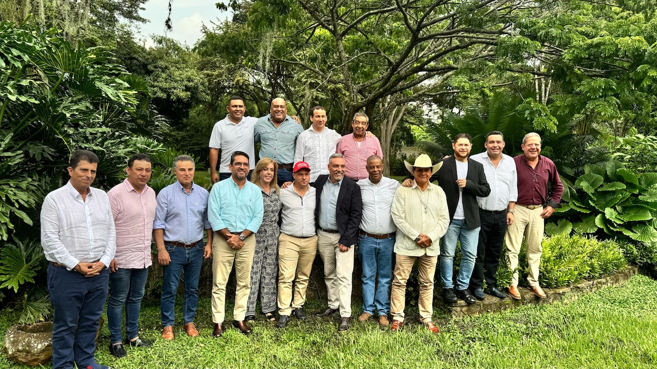 El grupo de exgobernadores en Cali.