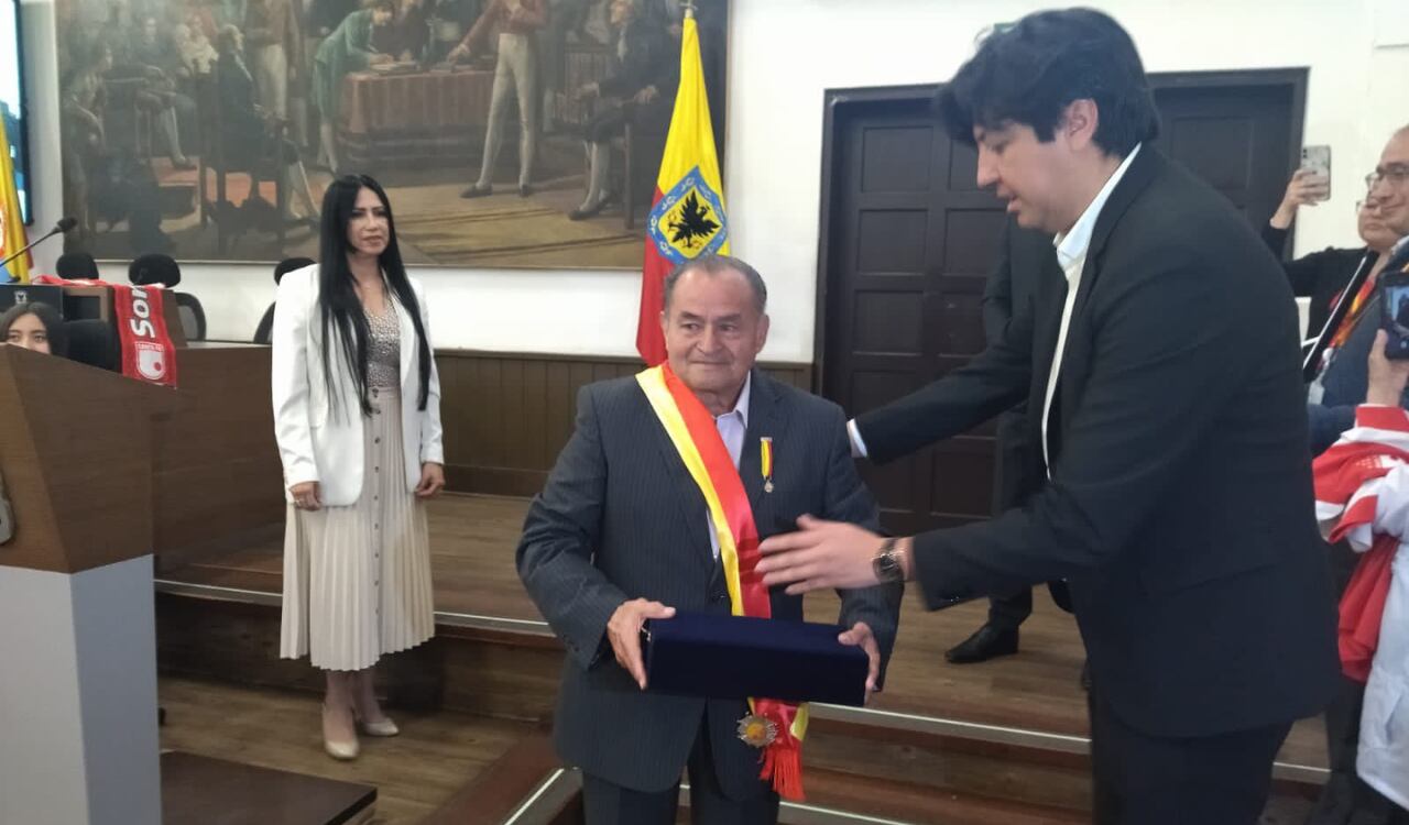 Alfonso Cañón, ídolo de la hinchada de Santa Fe que recibió un reconocimiento en Bogotá.