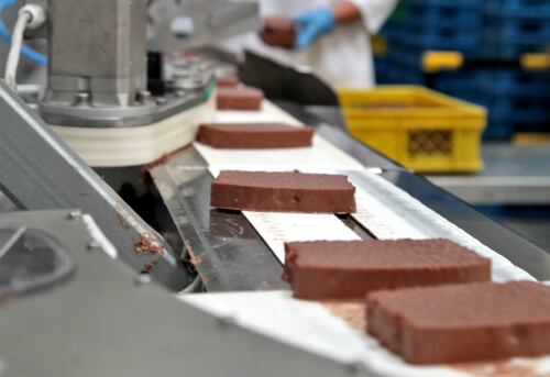 Un grupo de cinco ingenieros vigilados por Don Olimpo, creador de este postre, se encarga de darle el sabor al Chocoramo.