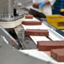 Un grupo de cinco ingenieros vigilados por Don Olimpo se encarga de darle el sabor al Chocoramo