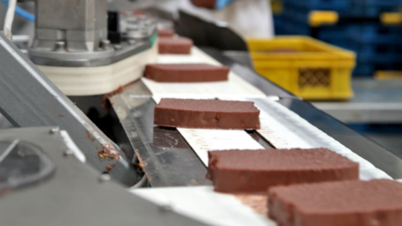 Un grupo de cinco ingenieros vigilados por Don Olimpo se encarga de darle el sabor al Chocoramo