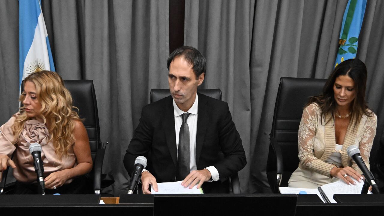 El juez Orlando Díaz (centro) durante el juicio por la muerte de la leyenda del fútbol argentino Diego Maradona en el juzgado de San Isidro, provincia de Buenos Aires, Argentina, el 11 de marzo de 2025.