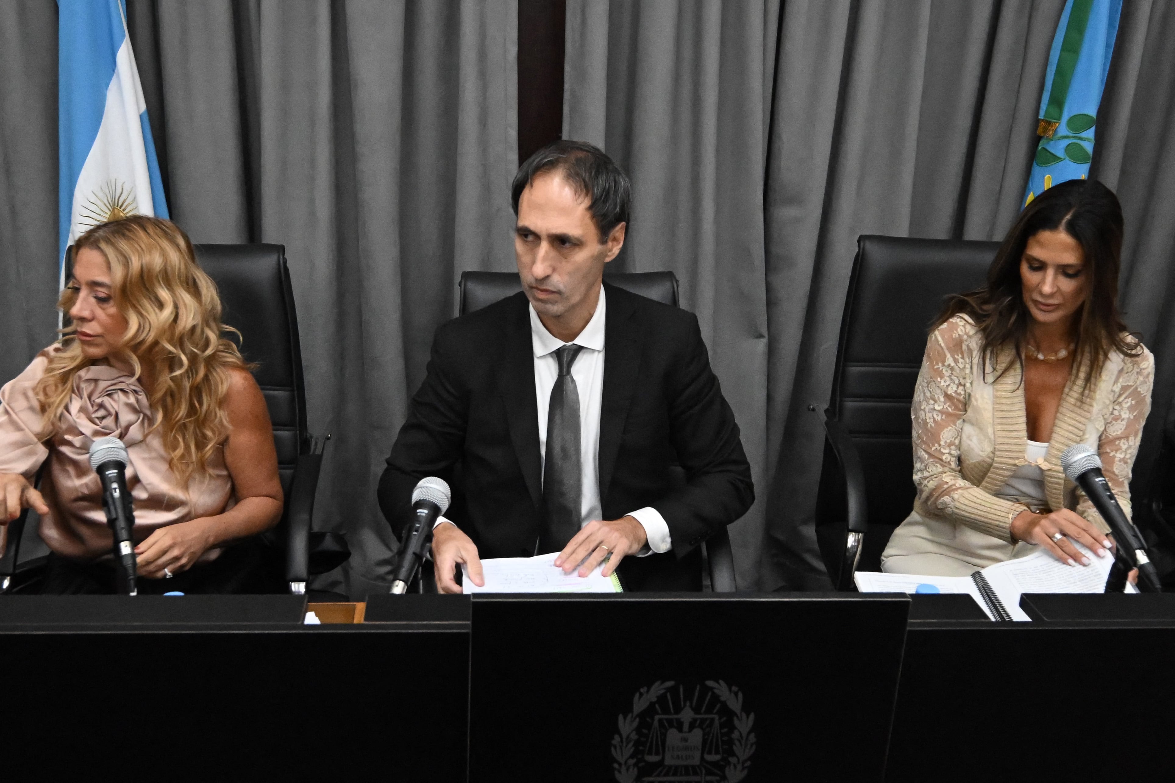 El juez Orlando Díaz (centro) durante el juicio por la muerte de la leyenda del fútbol argentino Diego Maradona en el juzgado de San Isidro, provincia de Buenos Aires, Argentina, el 11 de marzo de 2025.