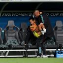 Carolina Arias regresa cargada en brazos al banquillo de la Selección Colombia.