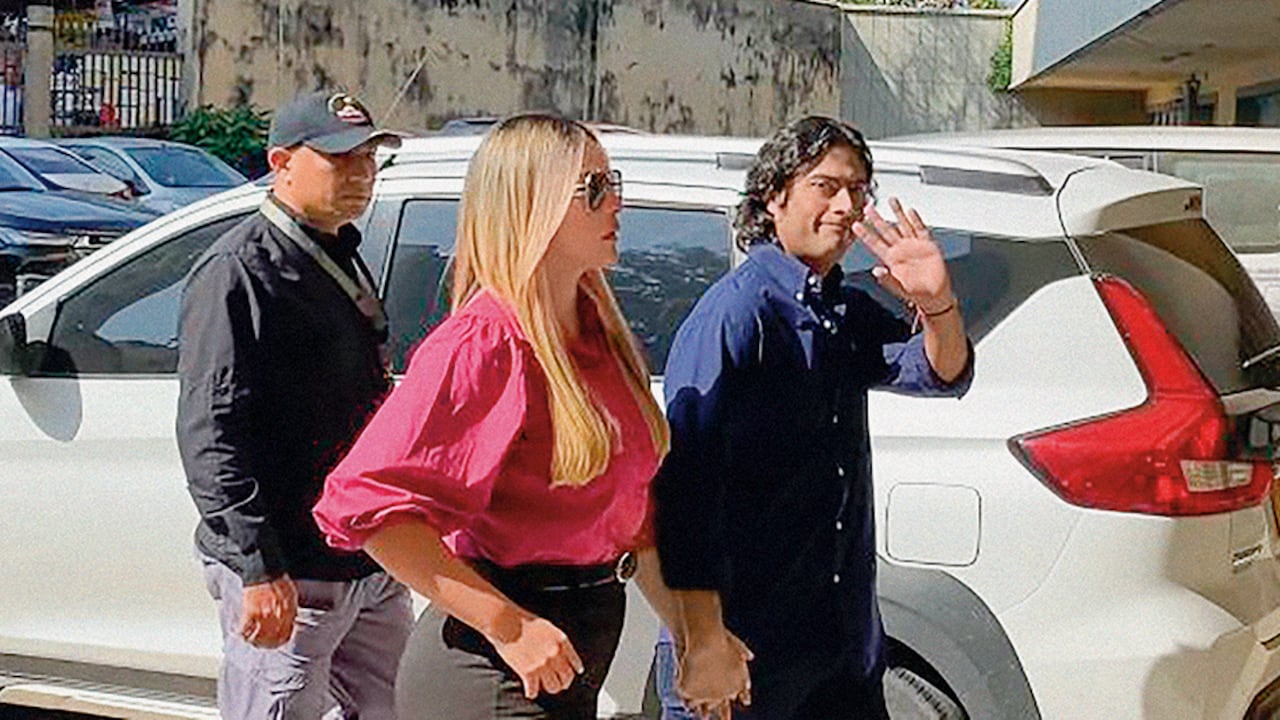 Escoltado por la seguridad de la Presidencia, Nicolás Petro llegó con su pareja, Laura Ojeda, a la audiencia de imputación de cargos.