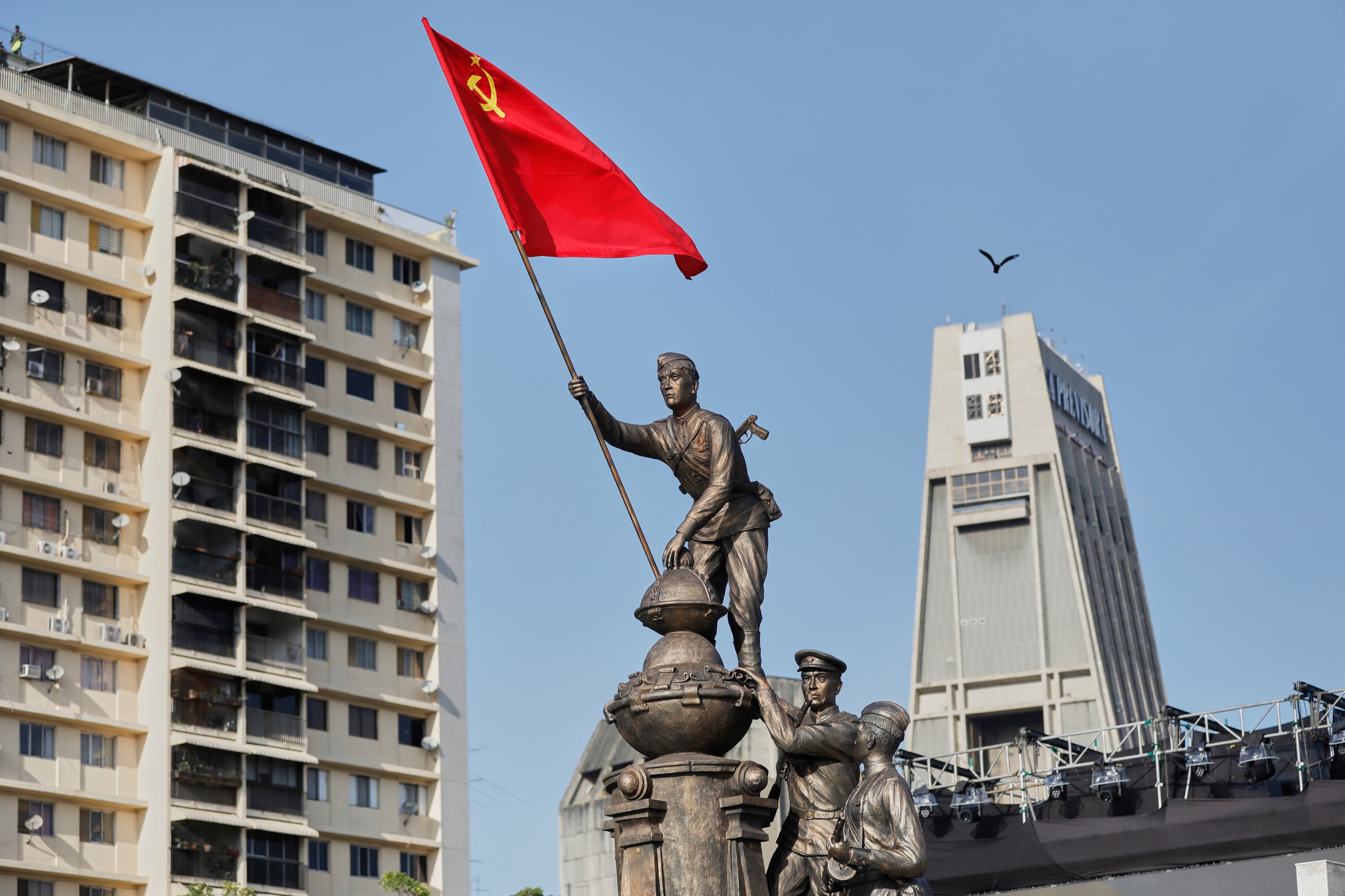 Un monumento conmemora el 80.º aniversario de la victoria de la Unión Soviética sobre la Alemania nazi en la Segunda Guerra Mundial se erige en Caracas, Venezuela.