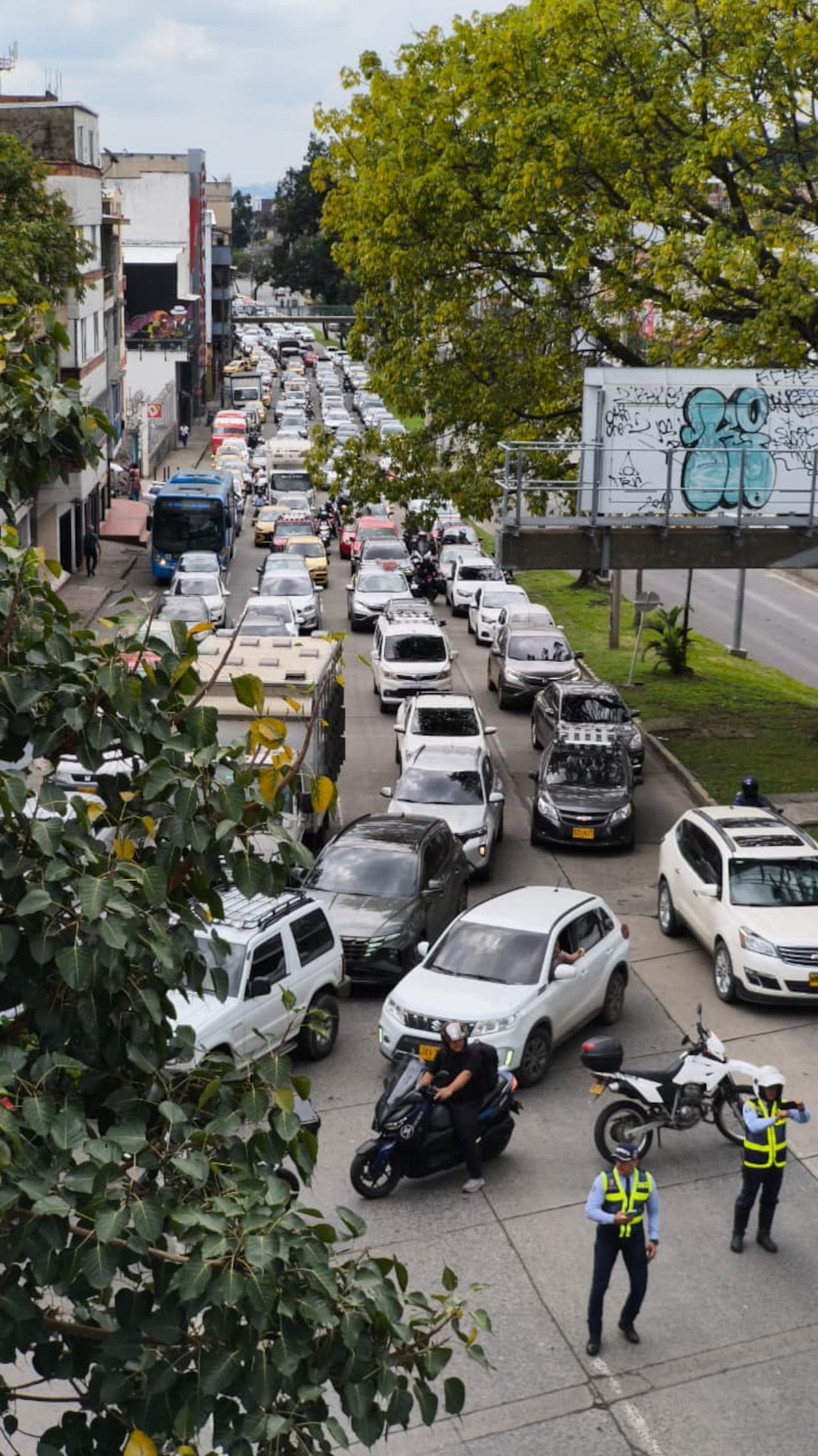 La movilidad en el centro de Cali se ve afectada por un cierre vial que mantiene colapsado el tráfico en la Calle 5.