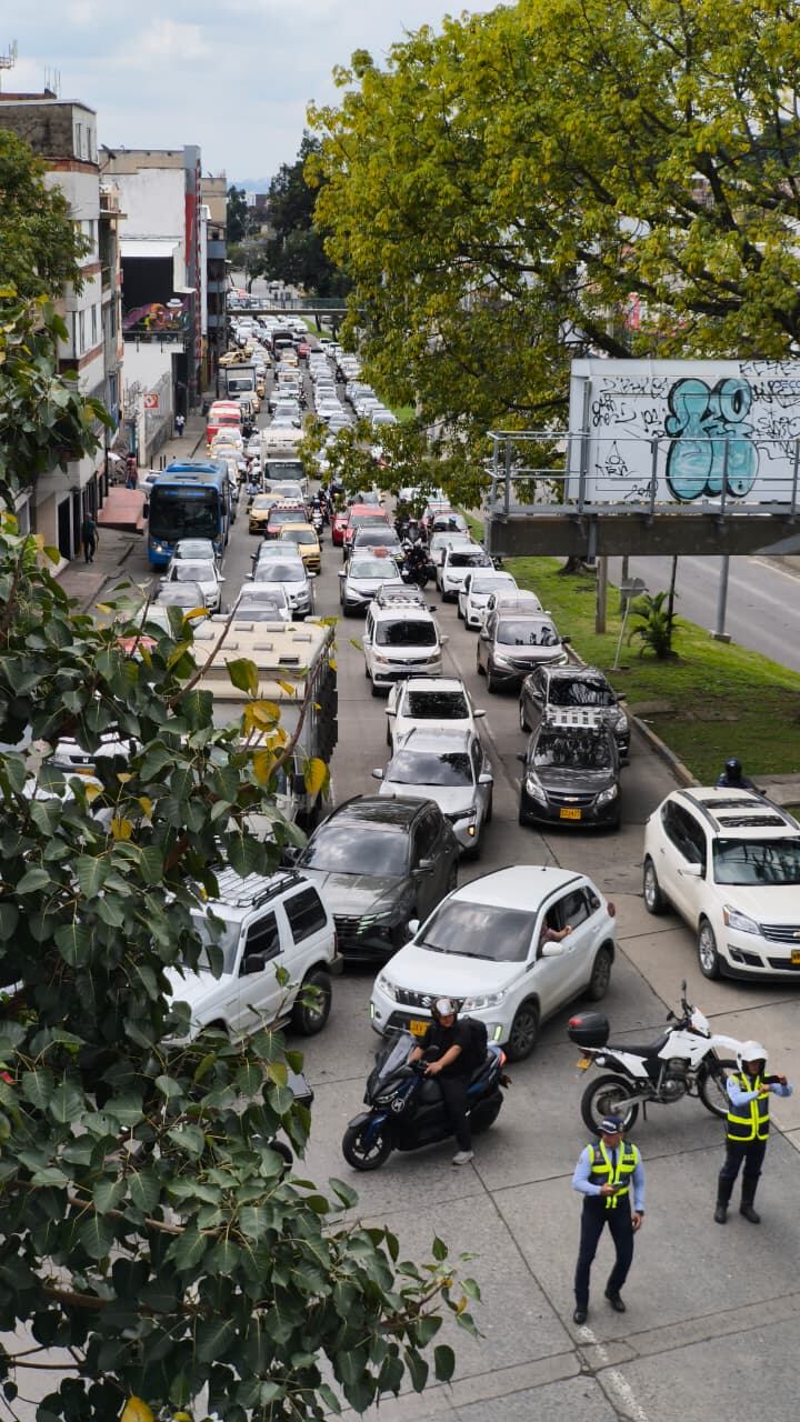 La movilidad en el centro de Cali se ve afectada por un cierre vial que mantiene colapsado el tráfico en la Calle 5.