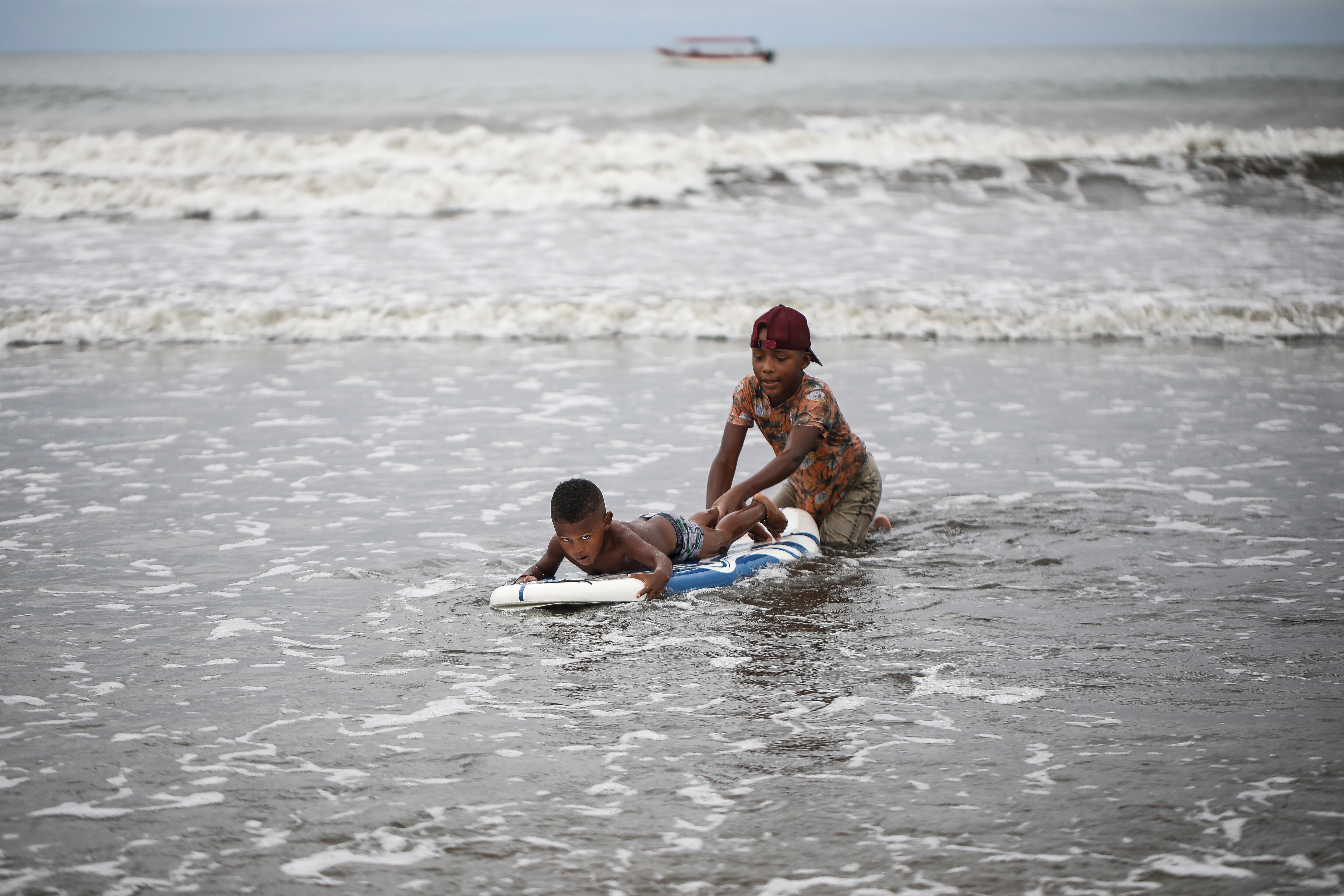 En Nuquí el mar es marrón. Las lluvias y las crecientes del río Jovi que desembocan en las aguas marítimas le otorgan una cualidad descolorida, poco vibrante.