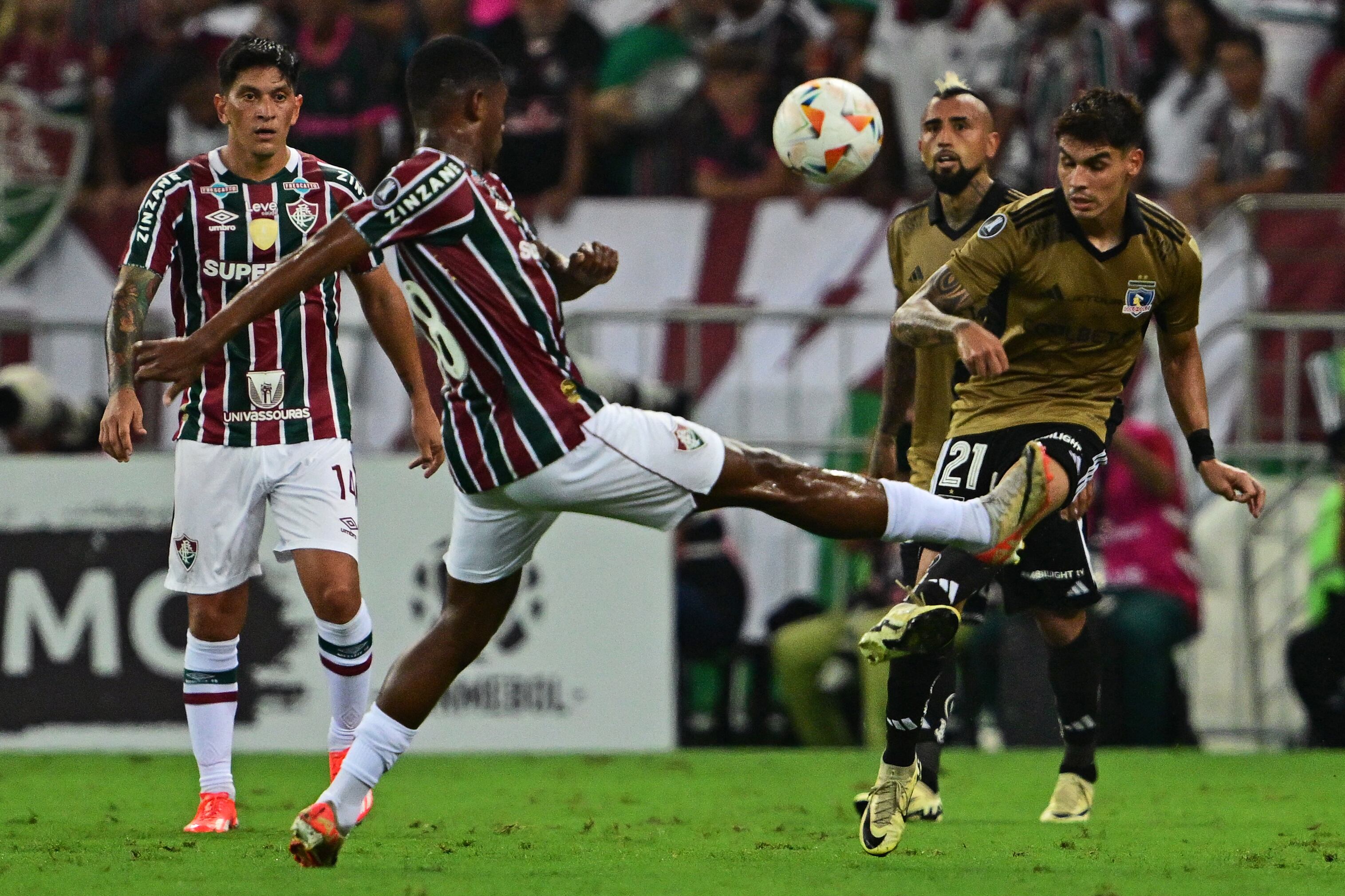 El lateral Lele del Fluminense enfrenta al defensa del Colo-Colo's Erick Wiemberg durante el partido de Copa Libertadores Abril 9, 2024. (Photo by Pablo PORCIUNCULA / AFP)