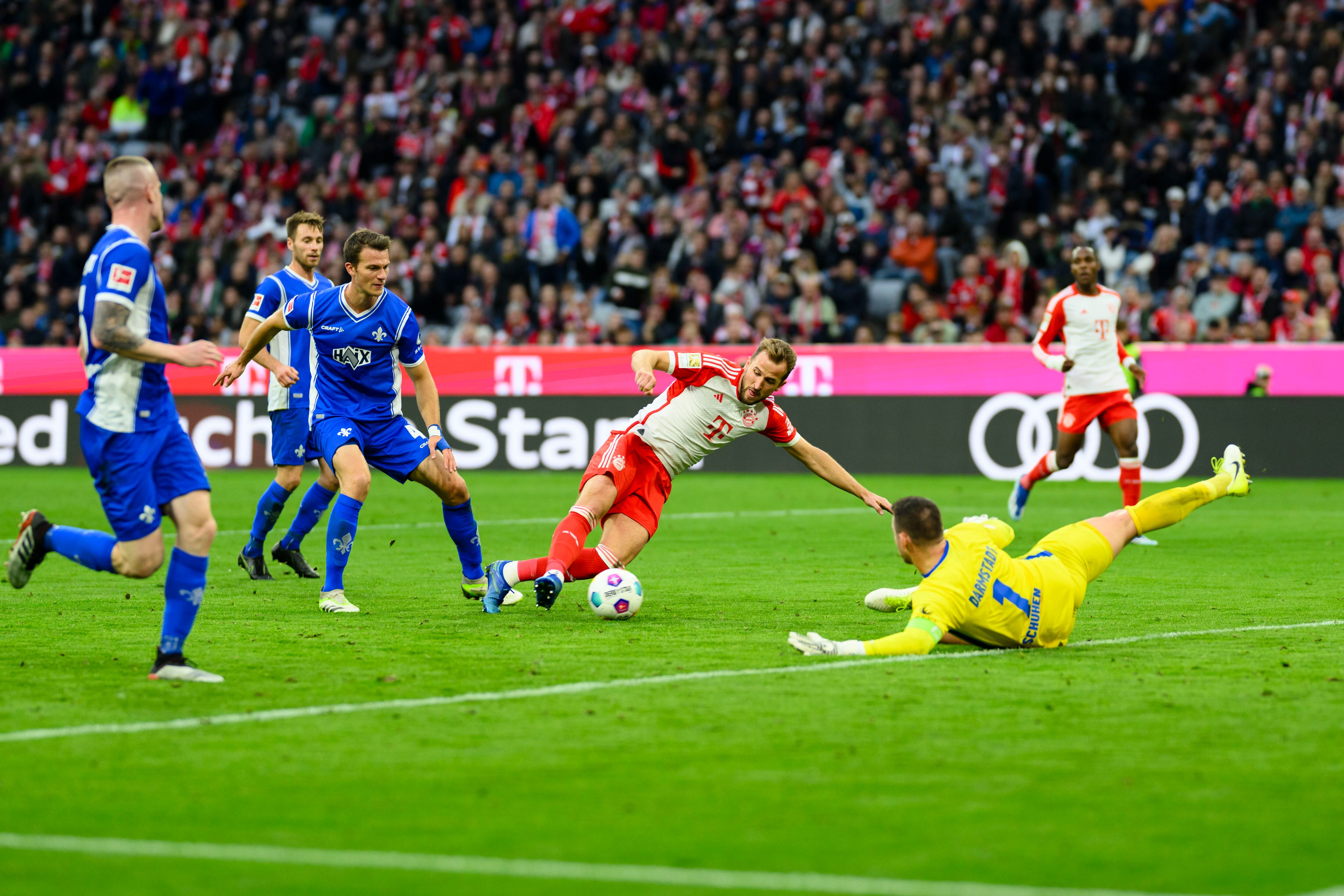 Harry Kane, de Múnich, marca el octavo gol de su equipo ante Marcel Schuhen, del Darmstadt, durante el partido de la Bundesliga entre el FC Bayern München y el SV Darmstadt 98 disputado en el Allianz Arena el 28 de octubre de 2023 en Múnich, Alemania.