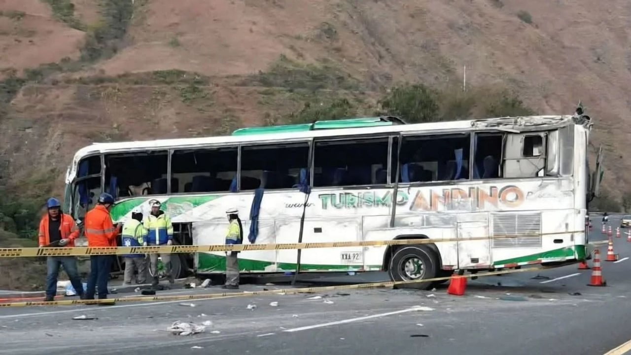 Así quedó el bus de Turismo Andino tras el volcamiento ocurrido en la vía Panamericana, en jurisdicción de Tangua, Nariño.