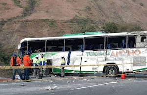 Así quedó el bus de Turismo Andino tras el volcamiento ocurrido en la vía Panamericana, en jurisdicción de Tangua, Nariño.