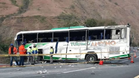 Así quedó el bus de Turismo Andino tras el volcamiento ocurrido en la vía Panamericana, en jurisdicción de Tangua, Nariño.
