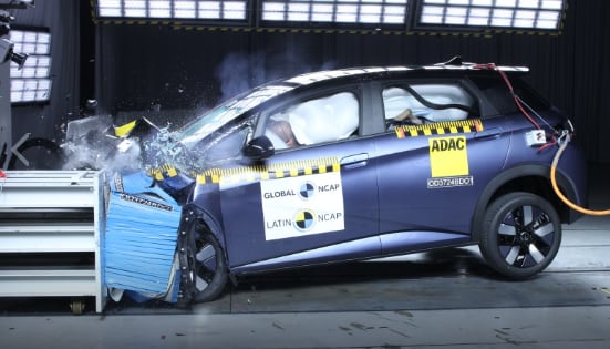 El  BYD Dolphin Plus es el primer carro eléctrico chino que logra la calificación 5 estrellas en estas pruebas de seguridad realizadas por Latin NCAP.