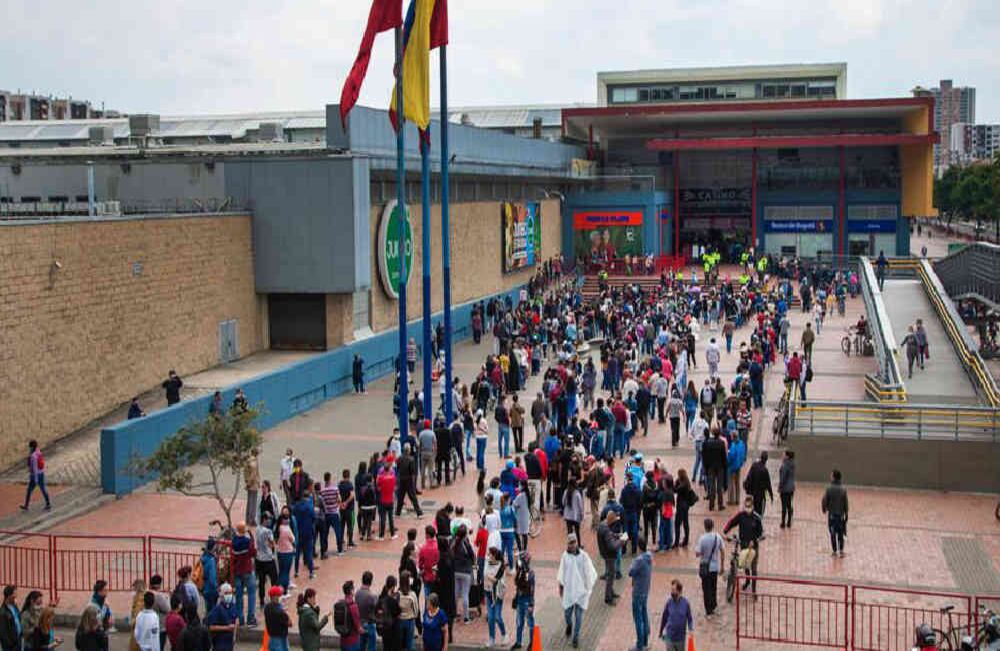 Filas en Jumbo para compra de alimentos