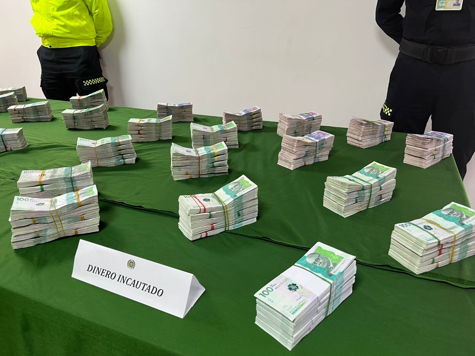 Dinero decomisado en medio del operativo.