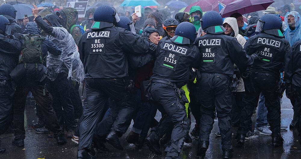 Cientos de personas salieron a las calles de Berlín esta semana a protestar en contra de las medidas con las que el gobierno pretende controlar la segunda ola de contagios. 