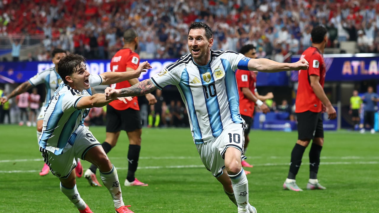 Lionel Messi marcó gol y dio asistencia para la victoria de Argentina sobre Egipto.
