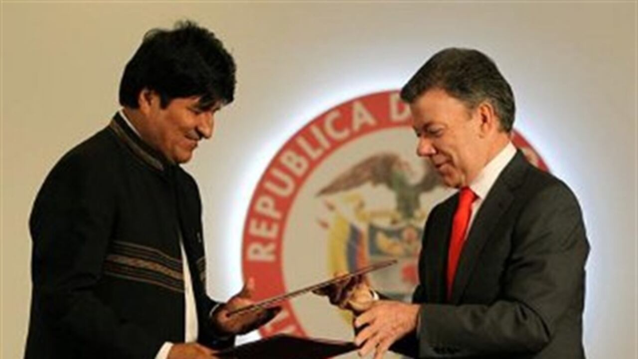 El presidente de Bolivia, Evo Morales, y su homólogo colombiano, Juan Manuel Santos, intercambian acuerdos firmados en Bogotá. Esta es la primera visita oficial de Morales a Colombia y en ella Santos anunció que tanto Morales como la mandataria brasileña, Dilma Rousseff, asistirán a la VI Cumbre de las Américas.