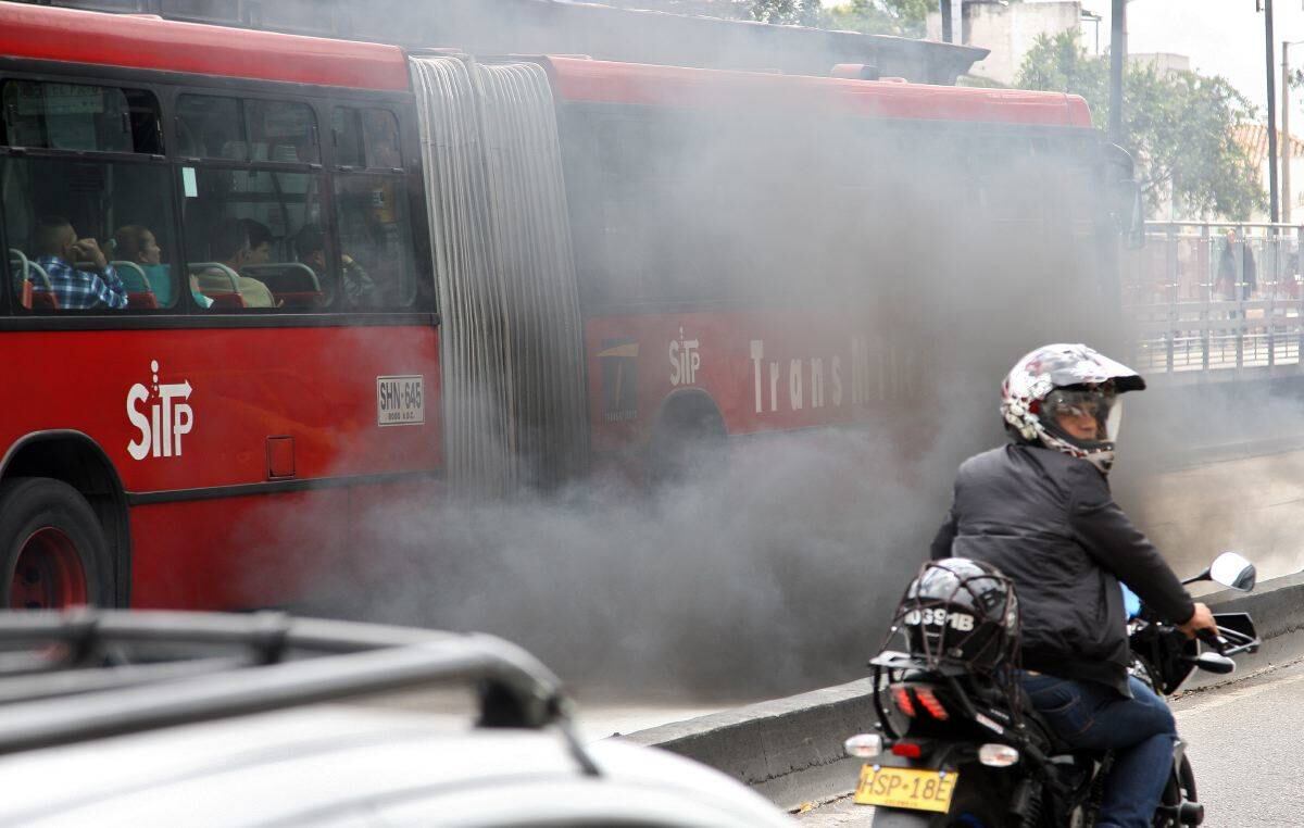 Buses Chimenea. Este Transmilenio articulado del sistema integrado de transporte público de la ciudad de Bogotá es una prueba de la falta de control tecnomecánico que afecta la salud de los habitantes y la calidad del aire en la ciudad. Foto León Darío Peláez/ Semana