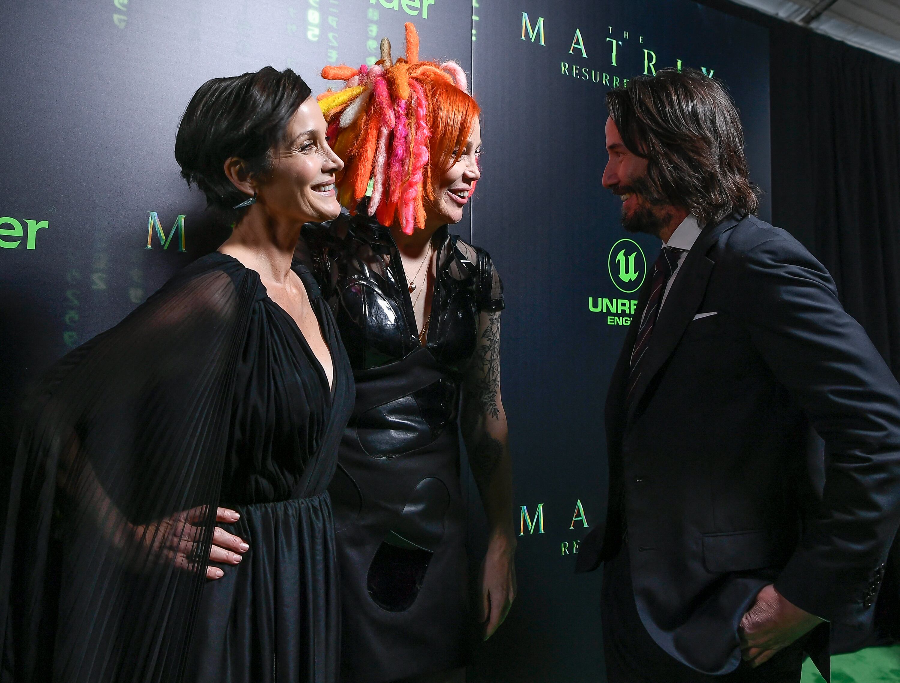 La actriz Carrie-Anne Moss, directora, productora y escritora Lana Wachowski y el actor Keanu Reeves asiste a la alfombra roja de "The Matrix Resurrections" estreno estadounidense en el Teatro Castro el 18 de diciembre de 2021 en San Francisco, California. Steve Jennings / Getty Images / AFP