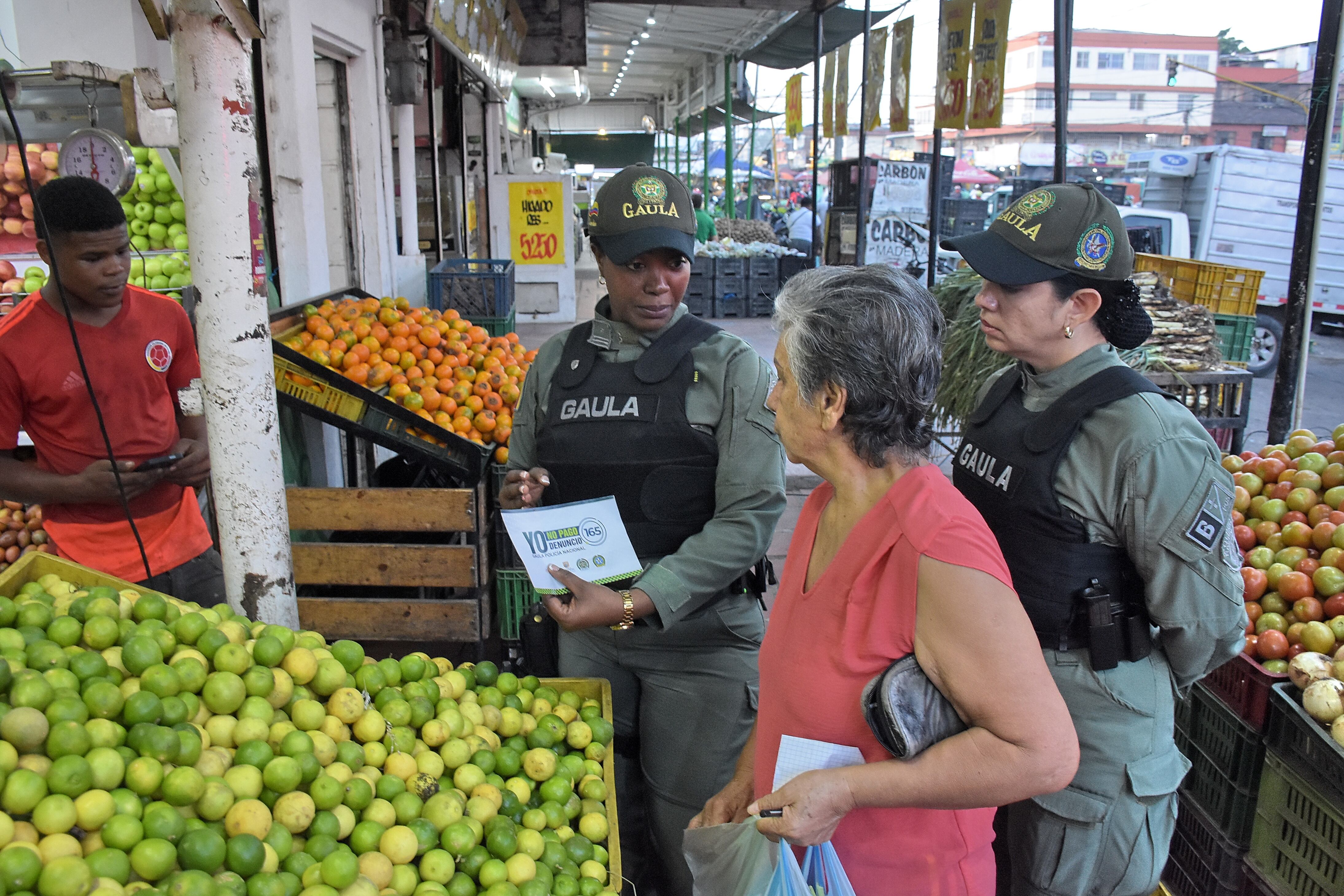 La Secretaría de Seguridad y Justicia y La Policía Metropolitana de Cali Con más de 200 uniformados se tomaron la galería se Santa Elena para contrarrestar los delitos de extorsión, microtráfico y otros flagelos que afectan esta plaza de mercado.