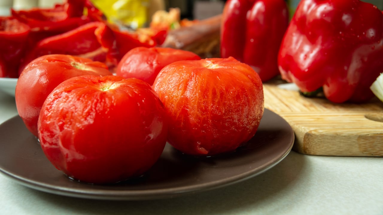 LA FEN dice que para que el cuerpo absorba mejor lso nutriente se deben cocinar o triturar.