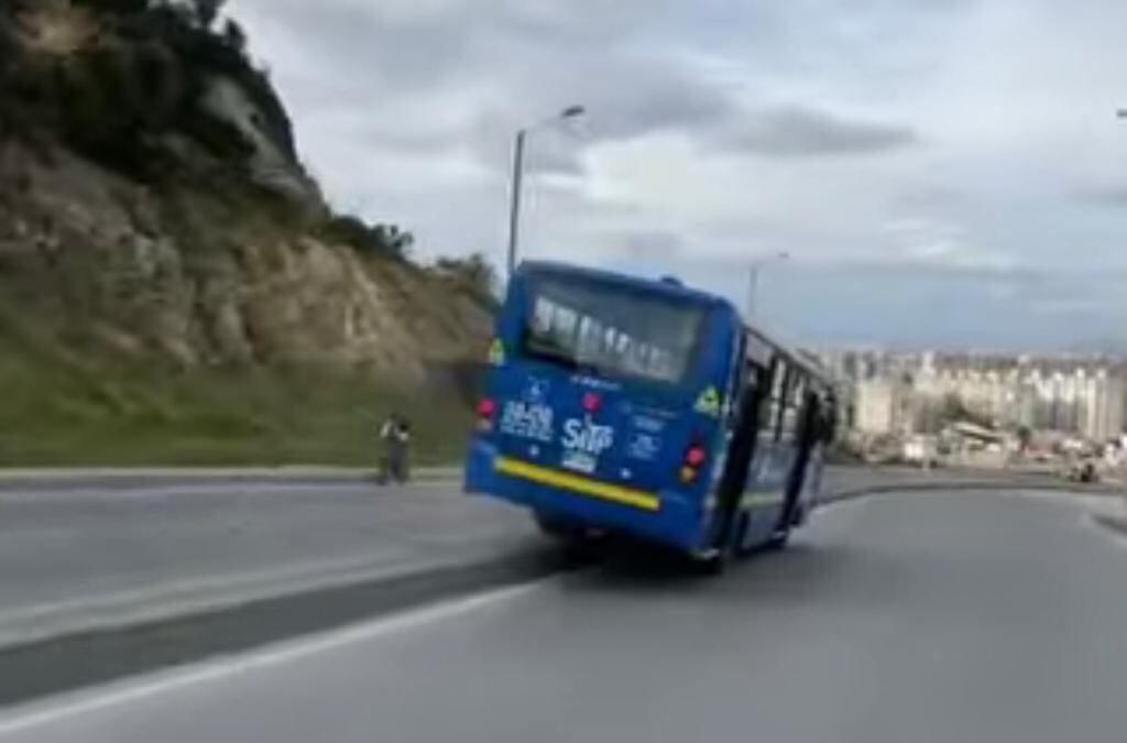 Un conductor del Sistema Integrado de Transporte hizo una peligrosa maniobra con un bus de servicio público.