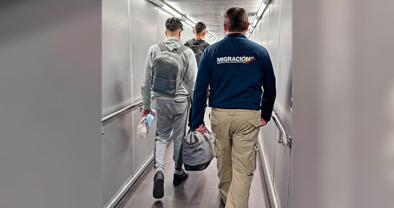 SEMANA conoció la carta que enviaron los funcionarios solicitando tiquetes, salas vip y beneficios en los aeropuertos donde ejercen sus funciones.