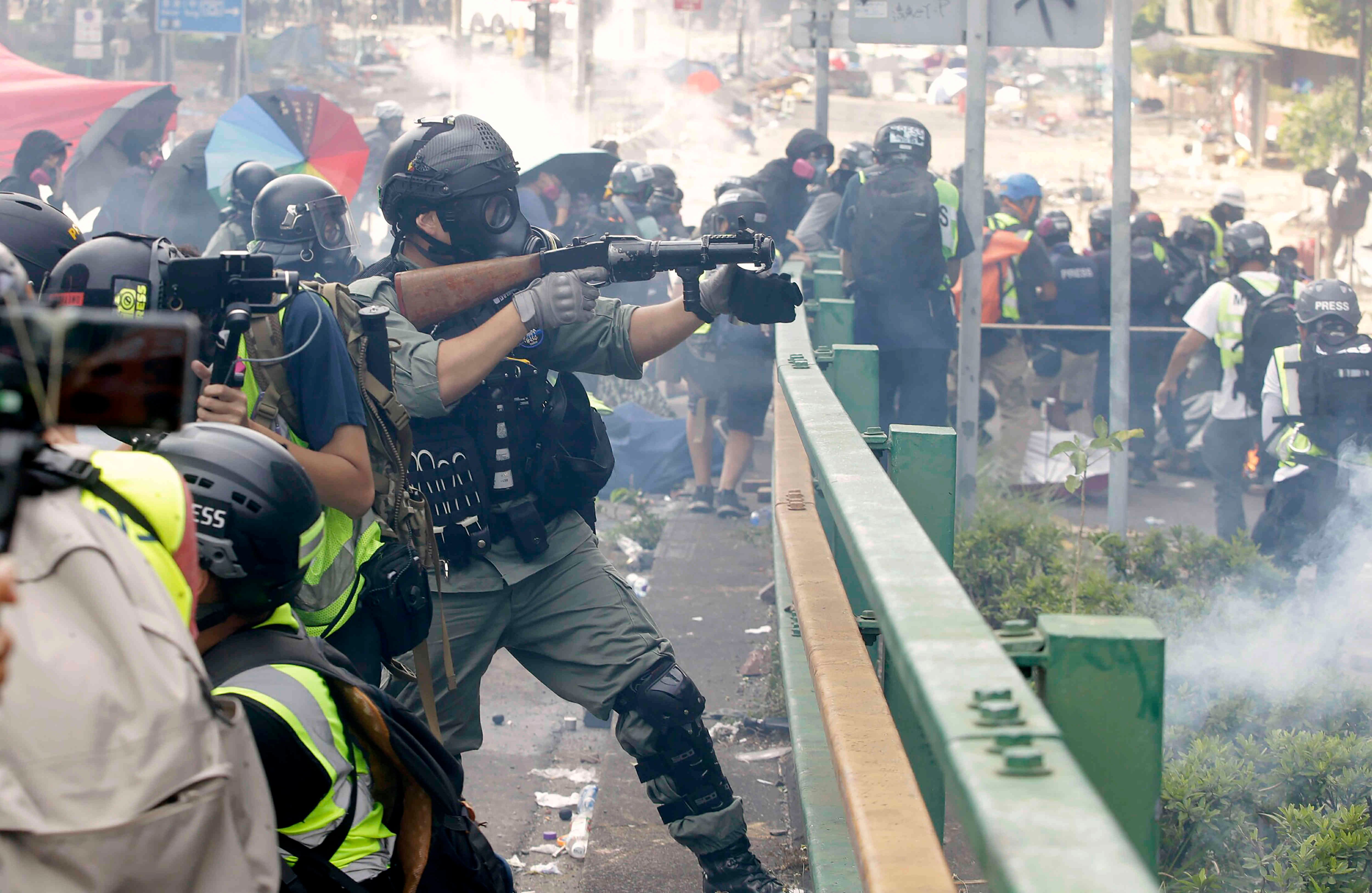 Un policía dispara gas lacrimógeno contra los hongkoneses en las calles. Foto: AP/Achmad Ibrahim.
