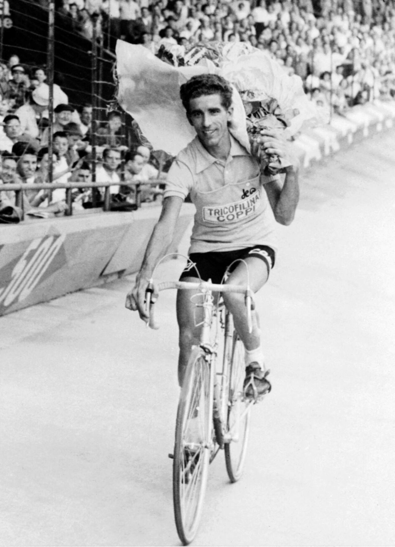 Federico Bahamontes sonríe tras una victoria en 1959.