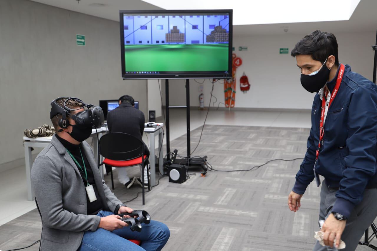 Simulador de realidad virtual desarrollado por el SENA, busca capacitar al
personal aéreo de Avianca.