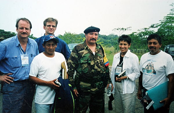Gustavo Moncayo (lado derecho de la foto) se reunió con el secretariado de las Farc en el Caguán para pedir que le devolvieran a su hijo, Pablo Emilio, que fue privado de la libertad en 1997. Pablo Emilio fue liberado en marzo de 2010.