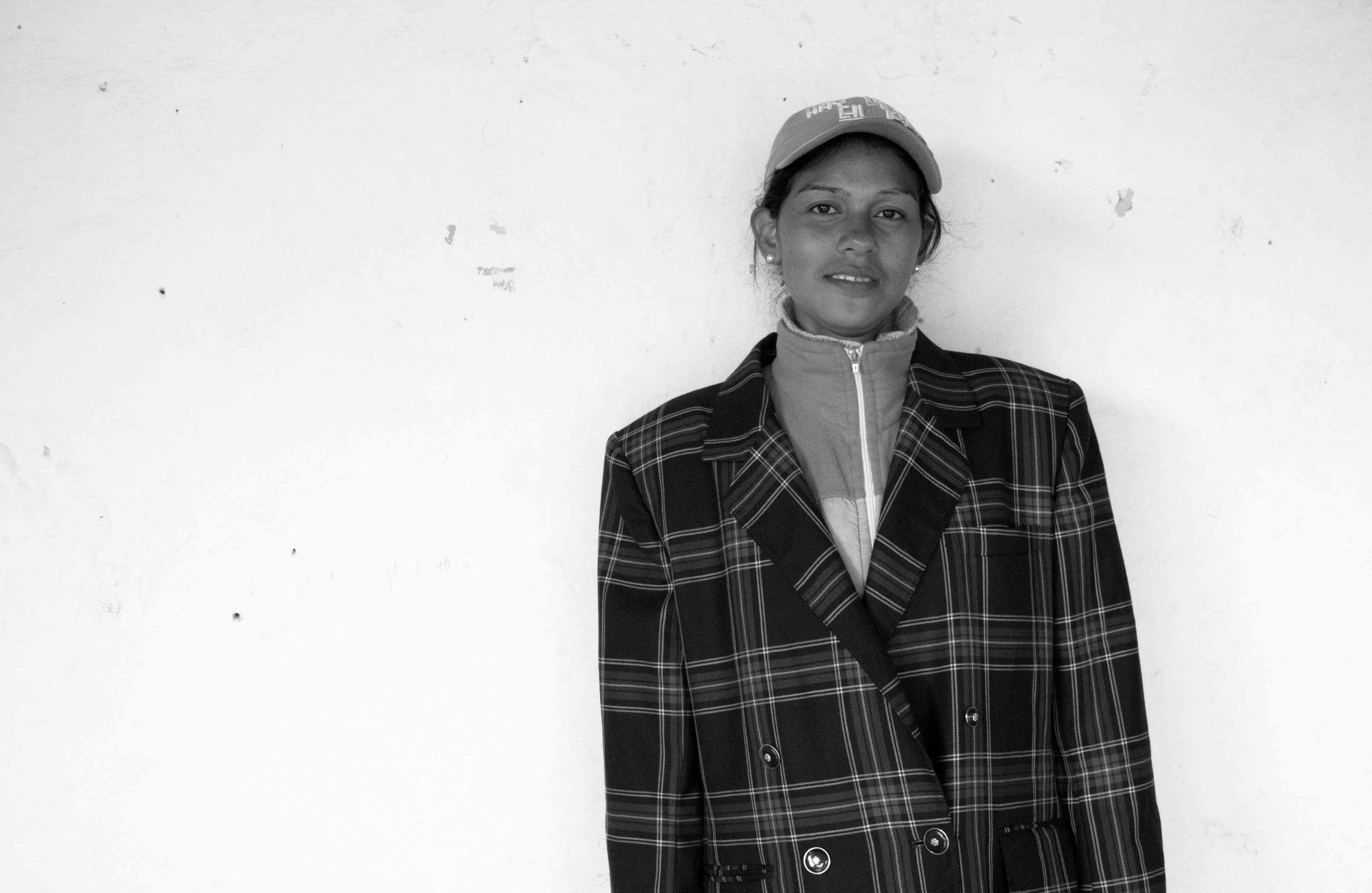 Angelie Sequeda: Angelie es una joven de 27 años que movía cielo y tierra para conseguirles a sus hijos lo que necesitaran. Si compraba los zapatos del colegio, sabía que no le alcanzaba para la ropa, si compraba la ropa, no le alcanzaba para la comida, y no aguantó tener que ver a su familia pasando necesidades. Tomó la decisión de partir sola rumbo a ecuador para buscar un trabajo: “Me voy porque no podía ver a mis hijos así, sin nada, pero los extraño. La mayor tiene nueve años y el menor tiene dos. Cuando regrese ya no van a estar iguales, el bebé ya no va a ser bebé, va a estar grande, pero el sacrificio es por él, cada paso que doy es por él”, cuenta llorando a un costado de la carretera del páramo de Berlín, el tramo más frío del camino. 