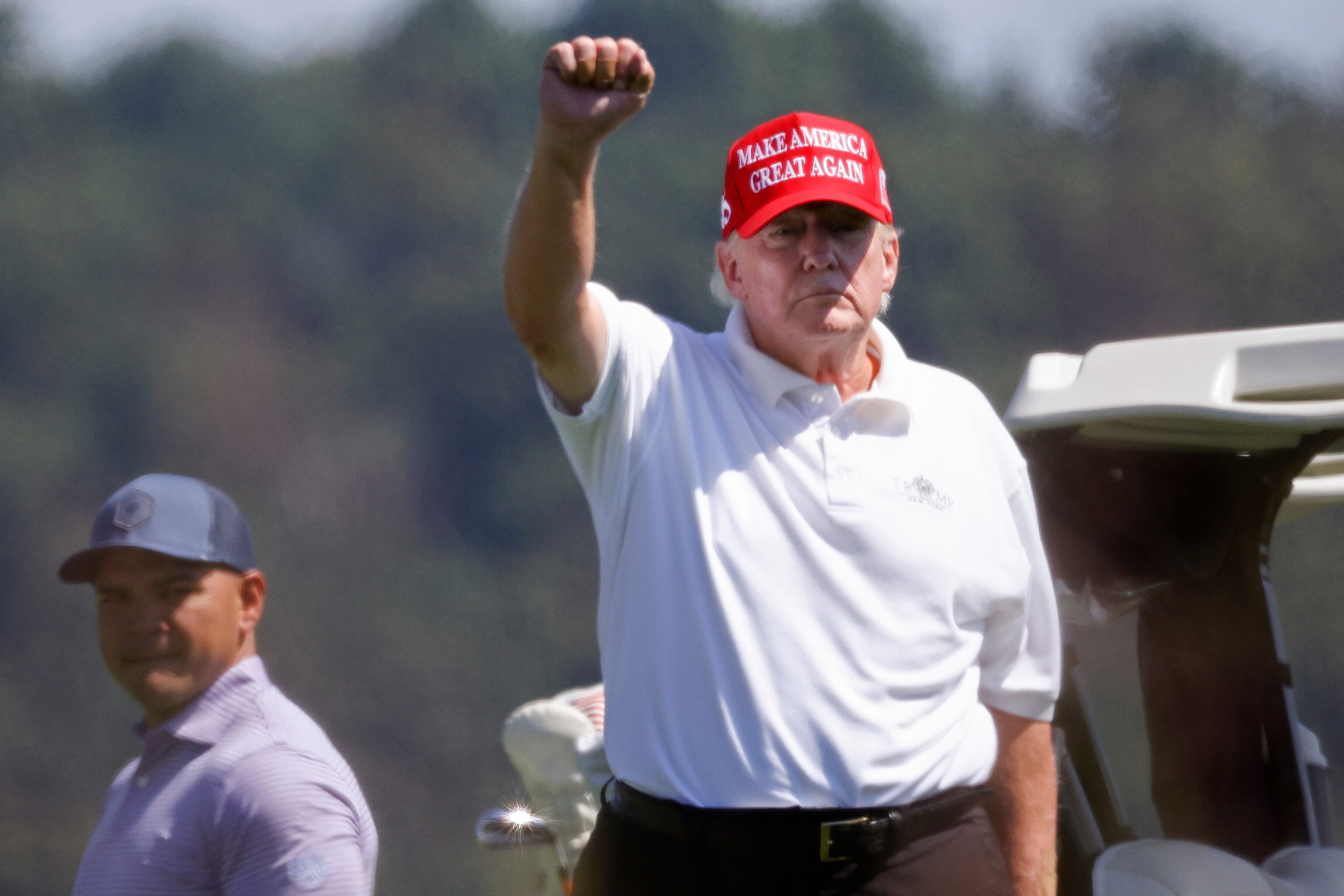 Donald Trump jugando golf