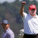 Donald Trump jugando golf