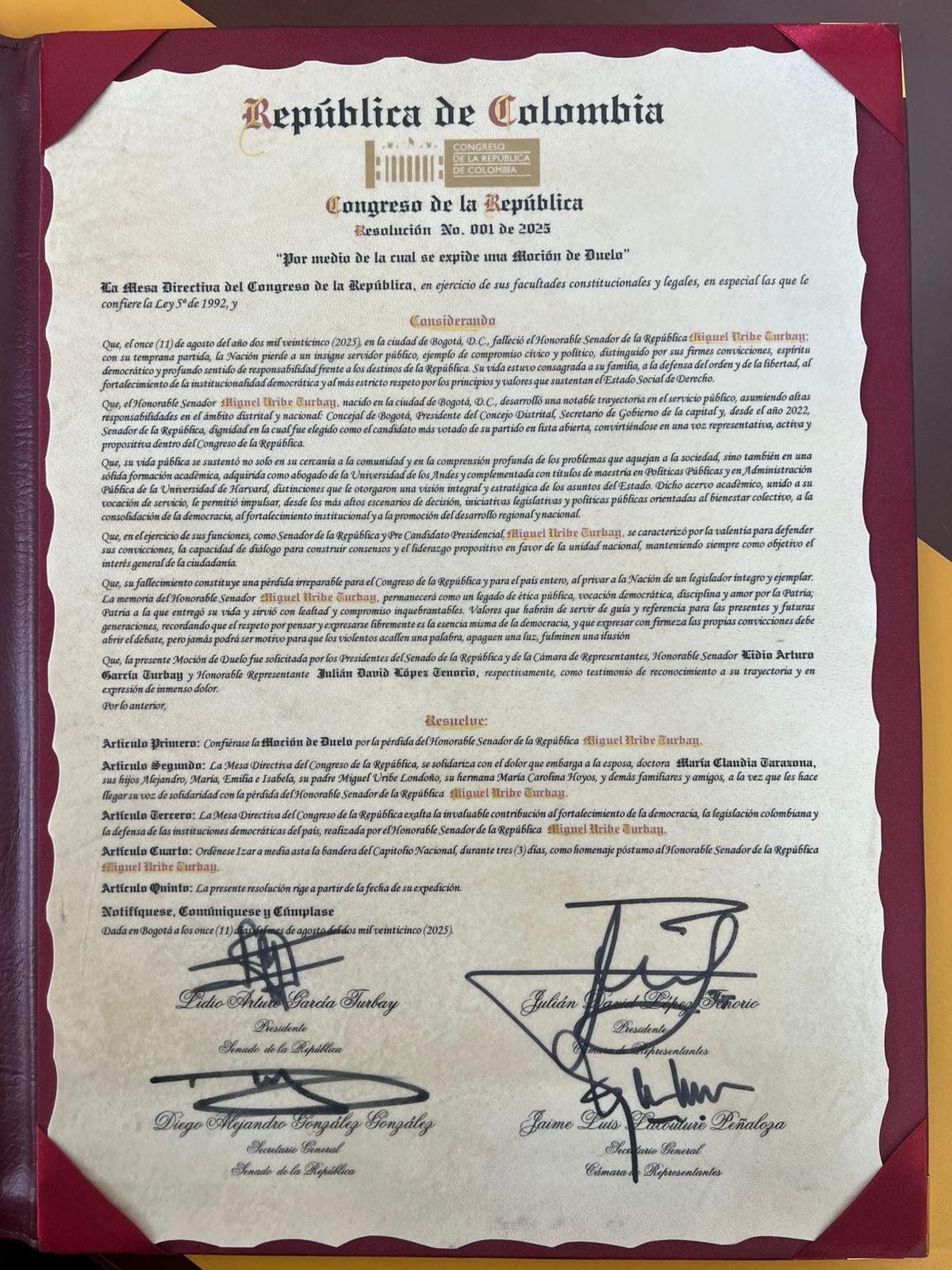 Resolución de moción de duelo Miguel Uribe.