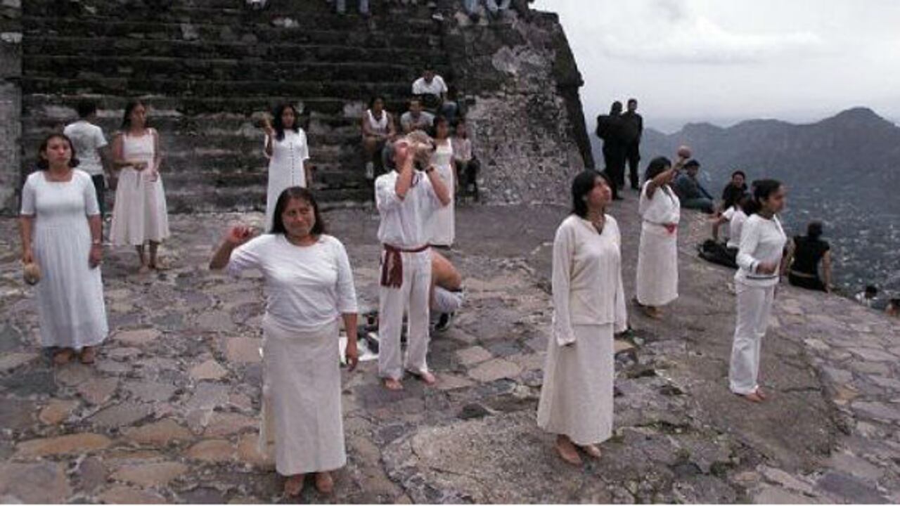 Ceremonia en las ruinas precolombinas construidas por los indios en la parte superior de una montaña cerca de Tepozteco Tepoztlán, Morelos, México, el 7 de setiembre de 2001.