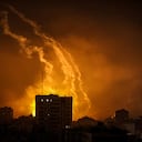 La pérdida de internet y de la telefonía propina un golpe adicional a un sistema médico y de ayuda que los trabajadores de asistencia dijeron ya estaba a punto de venirse abajo, abrumado por el número de heridos y la escasez de suministros debido al bloqueo impuesto por Israel desde hace semanas.. (Photo by Ali Jadallah/Anadolu via Getty Images)