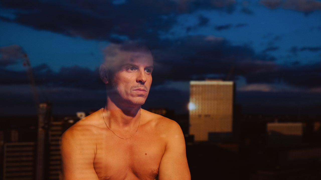 Andrew Scott es Adam en ALL OF US STRANGERS.