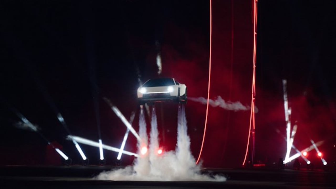 Roadster, el nuevo vehículo de Tesla, permaneciendo en el aire.