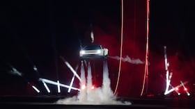 Elon Musk presenta el Tesla Roadster: promete acelerar en menos de un segundo y realizar maniobras aéreas