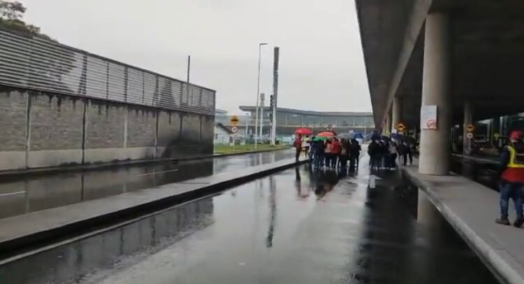 Manifestación en la calle 26 (Av. Dorado) con carrera 103 en sentido Oriente - Occidente, generando afectación vial de un carril.