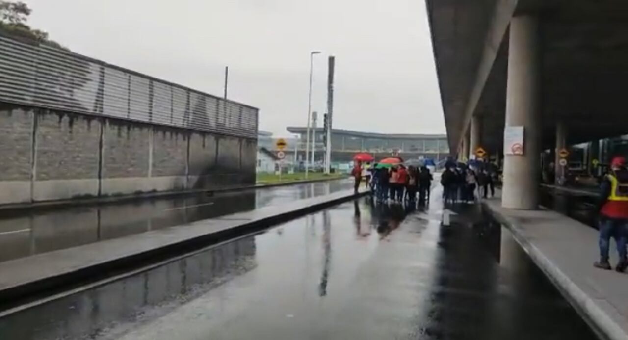 Manifestación en la calle 26 (Av. Dorado) con carrera 103 en sentido Oriente - Occidente, generando afectación vial de un carril.