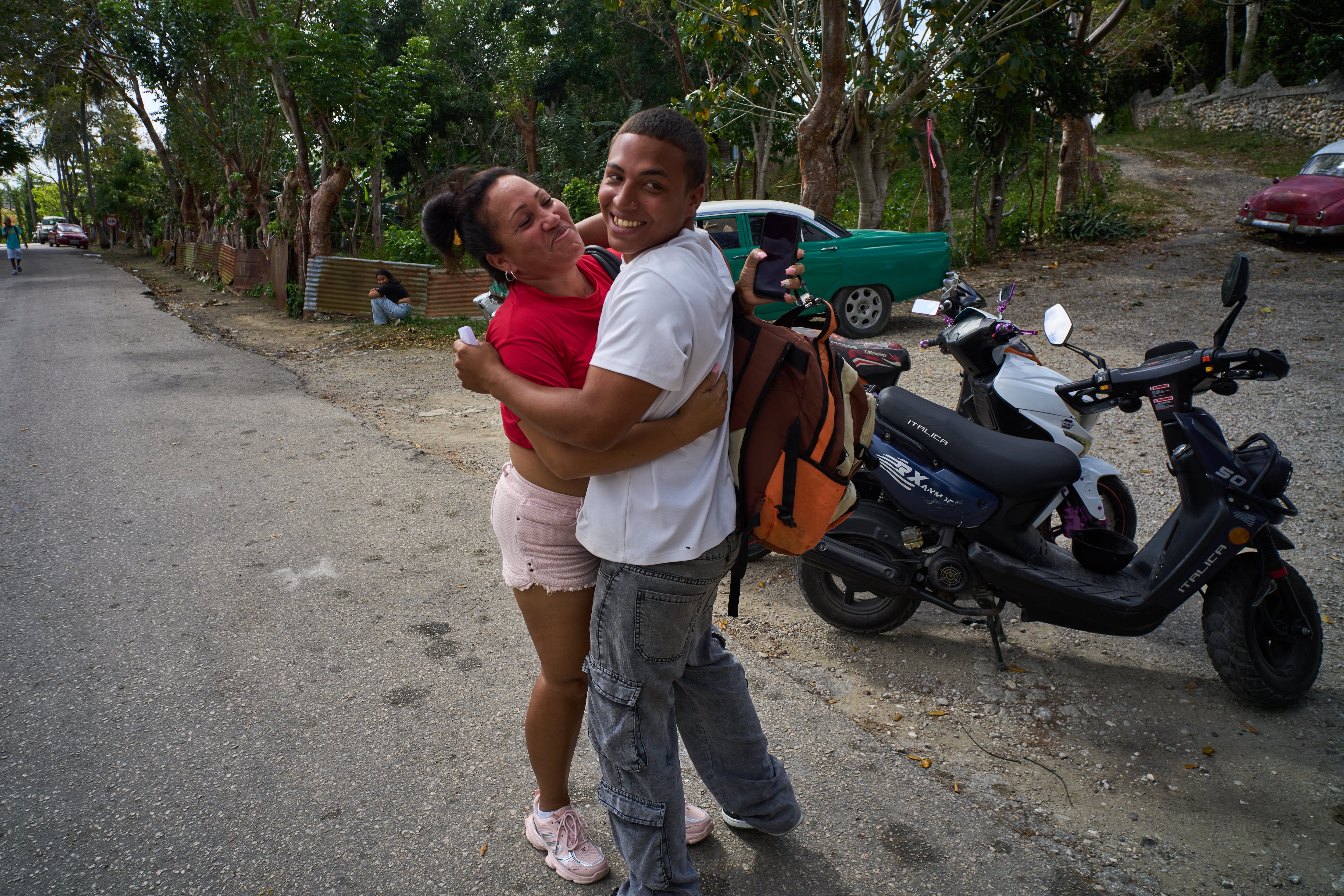 Un preso indultado abraza a un familiar tras su liberación de la penitenciaría de La Lima en Guanabo, Cuba.